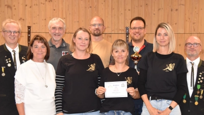 Die Siegermannschaften des Poppenrichter Bürgerschießens mit 1. Schützenmeister Reiner Hoffmann und 2. Bürgermeisterin Claudia Kammerl (links) und 2. Schützenmeister Markus Gebhard (rechts) (Bild: Sarah Dehling)