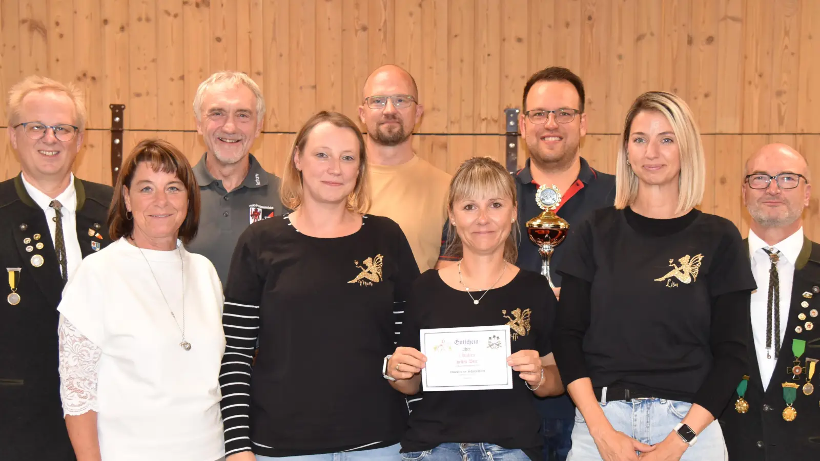 Die Siegermannschaften des Poppenrichter Bürgerschießens mit 1. Schützenmeister Reiner Hoffmann und 2. Bürgermeisterin Claudia Kammerl (links) und 2. Schützenmeister Markus Gebhard (rechts) (Bild: Sarah Dehling)
