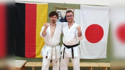 Marcel Bieber (rechts) mit Shihan Andre Bertel, 7. Dan (rechts) nach der bestandenen Prüfung zum Yondan nach japanischen Standard.  (Bild: Martin Wachter)