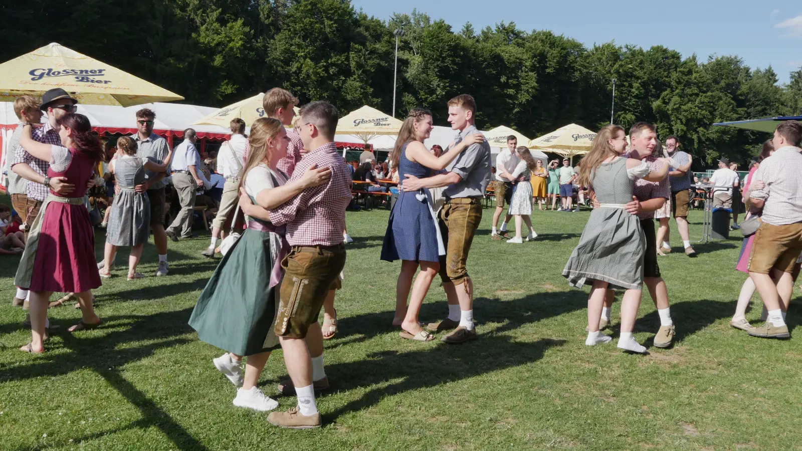 Höhepunkt des Kirwaauftakts in Illschwang war an Fronleichnam, auf dem Sportgelände des SVI, der erste Tanzauftritt der diesjährigen 17 Kirwapaare. Zu den Klängen der Birgländer Musikanten zeigten sie eine erste Kostprobe ihrer tänzerischen Fähigkeiten. (Bild: Norbert Weis)