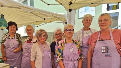 Mit den neuen, frischen,farbigen Schürzen präsentierte sich der Frauenbund am Marktfestsonntag. Hildegard Gallitzendörfer (3. von re.) und Team präsentierten sich froh gelaunt und freuten sich auf die Gäste. KDFB - steht für - Katholischer Deutscher Frauenbund. (Bild: Margarete Hirsch)