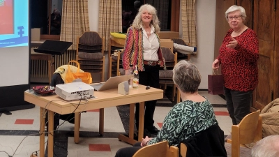 Karin Ernstberger von der KAB Fuchsmühl bedankt sich bei Brigitta Alkofer für den sehr interessanten Vortrag (Bild: Bettina Stock)