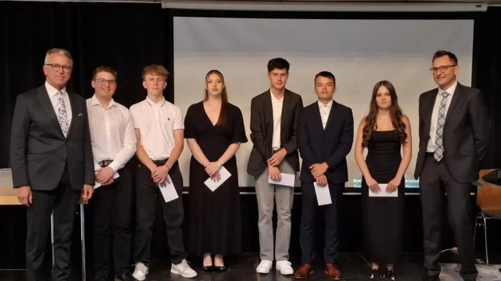 von links: Erster Bürgermeister Franz Stahl, Jonas Schedl, Maximilian Schmeller, Marie Maier, Timo Haberkorn, Sebastian Fischer, Leonie Sommer, Rektor Jürgen Bayer. (Bild: Jürgen Bayer)