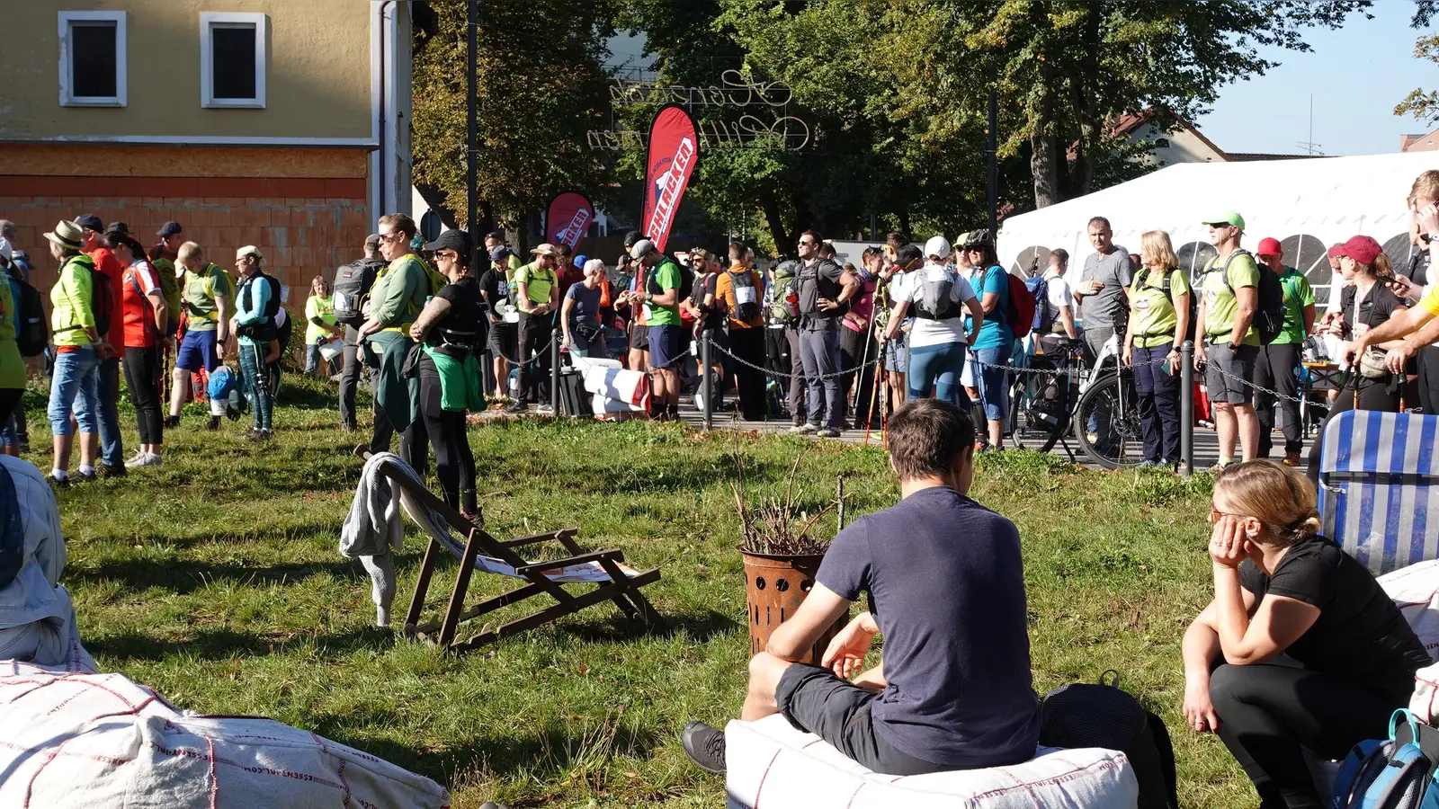Teilnehmerbesprechung zum Großen Schlackenmarsch 2024 beim Start-/Zielbereich „Auf der Schanze” (Bild: Christian Koch)