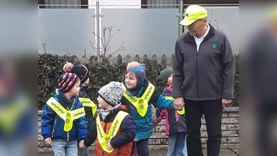 Bild zeigt die KiGa-Gruppe vom Haus für Kinder St. Elisabeth mit Georg Hüttner, Moderator der Ortsverkehrswacht bei ihrem Spaziergang.  (Bild: Georg Hüttner)