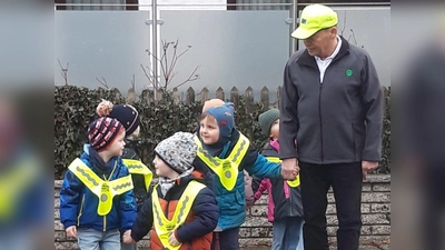Bild zeigt die KiGa-Gruppe vom Haus für Kinder St. Elisabeth mit Georg Hüttner, Moderator der Ortsverkehrswacht bei ihrem Spaziergang.  (Bild: Georg Hüttner)