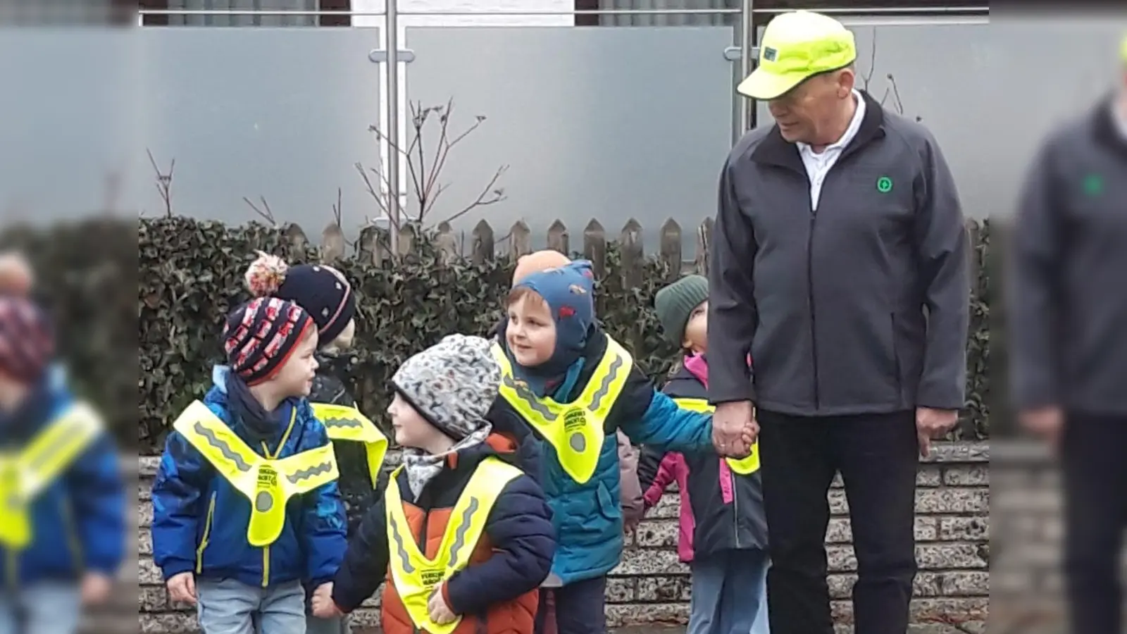 Bild zeigt die KiGa-Gruppe vom Haus für Kinder St. Elisabeth mit Georg Hüttner, Moderator der Ortsverkehrswacht bei ihrem Spaziergang.  (Bild: Georg Hüttner)