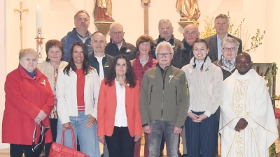 Auf dem Bild sind die Jubilare zu sehen, die vor 10, 40, 50, 60 und 70 Jahren das erste Mal am Tisch des Herrn die Kommunion empfangen durften. (Bild: Rosemarie Ernst)