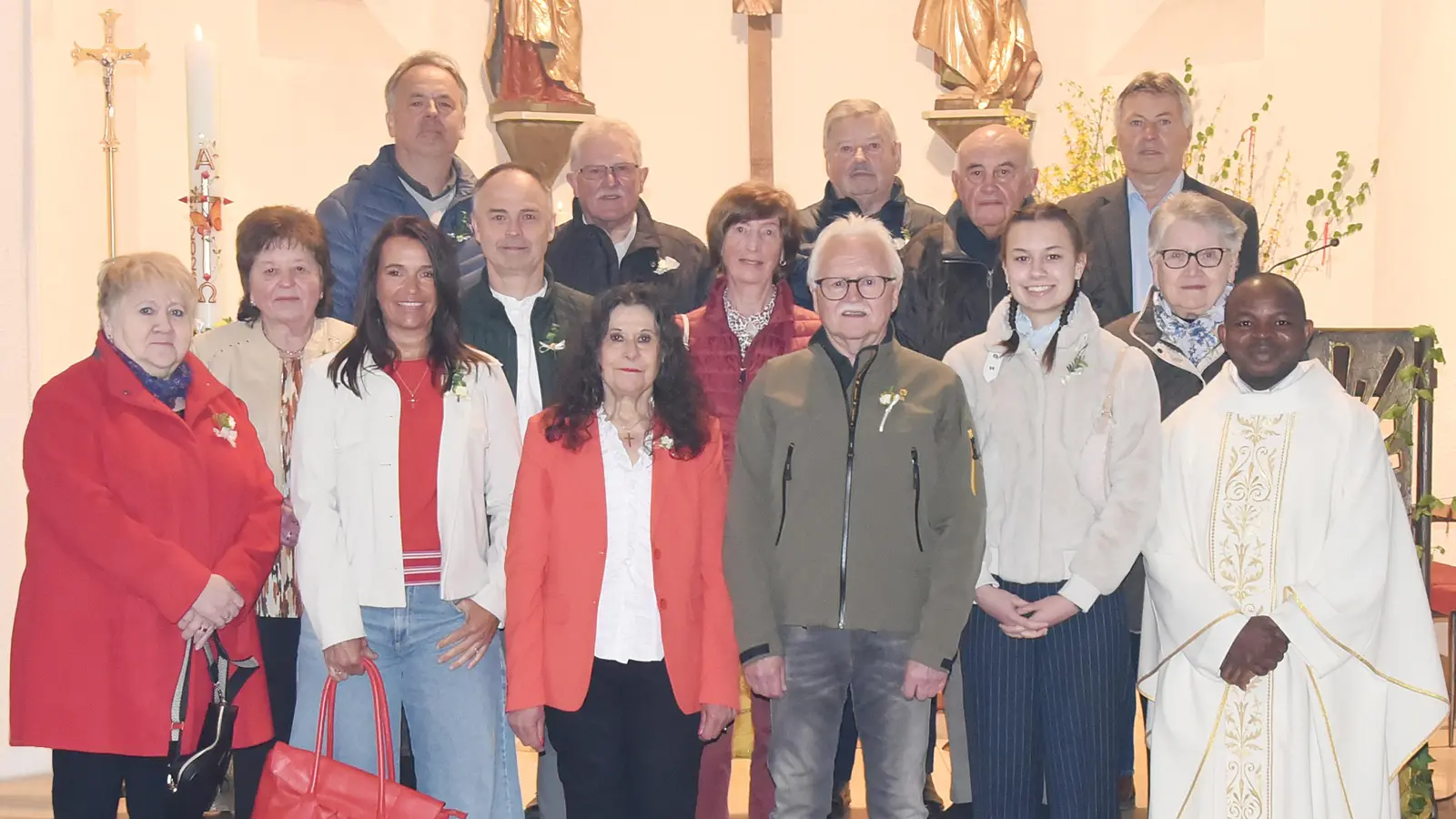 Auf dem Bild sind die Jubilare zu sehen, die vor 10, 40, 50, 60 und 70 Jahren das erste Mal am Tisch des Herrn die Kommunion empfangen durften. (Bild: Rosemarie Ernst)