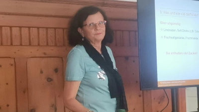 Dipl. Ökotrophologin Gabriele Ludwig veranschaulichte ihre Ausführungen auf Leinwand. (Bild: Annemarie Mösbauer)