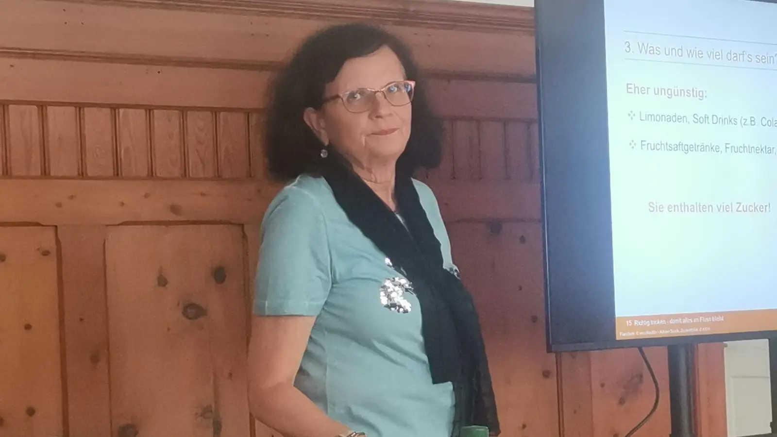 Dipl. Ökotrophologin Gabriele Ludwig veranschaulichte ihre Ausführungen auf Leinwand. (Bild: Annemarie Mösbauer)