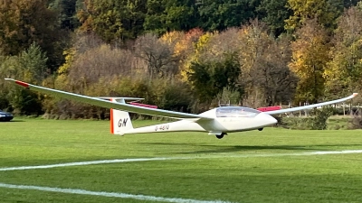 Trifft der Doppelsitzer gleich das Zehn-Meter-Feld? Beim Ziellandewettbewerb am Amberger Segelflugplatz war Präzision gefragt.  (Bild: Katrin Rogenhofer)