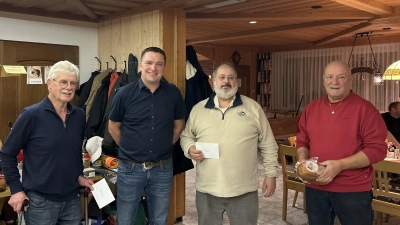 Preise, die sich sehen lassen können: Erstplatzierter Alfred Hertl (links) aus Vilseck freute sich über 150 Euro, Michael Bugera (2. v. rechts) aus Kümmersbruck über 100 Euro und auch Werner Bayerlein aus Edelsfeld war als Vorletzter mit seinem Pressack zufrieden. Roland Lutz (2. v. links) gratulierte. (Bild: Elfriede Winter )