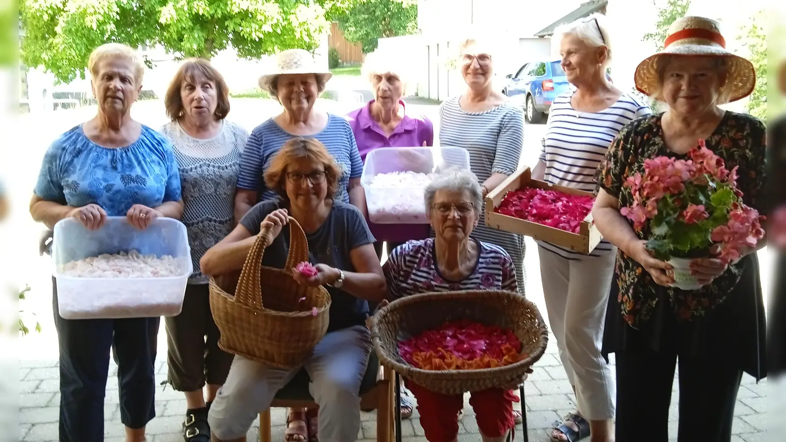 Mitglieder des Kath. Frauenbundes beim Blumenzupfen (Bild: Rosi Bayer)