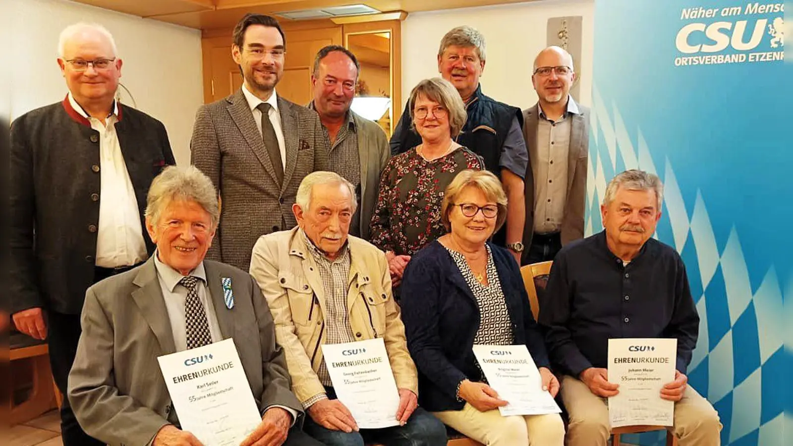 Vereine und Ortsverbände leben von langjährigen Mitgliedern. Wolfgang Würschinger (links stehend) konnte in der Jahreshauptversammlung mit MdL Dr. Stephan Oetzinger (stehend zweiter v. li.) Männer und Frauen für ihre Treue ehren. (Bild: Kathrin Müller)