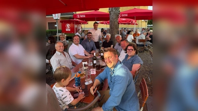 Vorstandschaft CSU-Rehbühl im Heimgarten mit Stadtbus-Chef Maximilian Wies und Bürgermeister Stephan Gollwitzer (stehend). (Bild: Joachim Strehl)