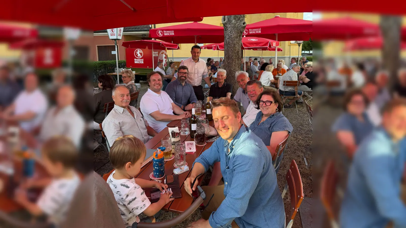 Vorstandschaft CSU-Rehbühl im Heimgarten mit Stadtbus-Chef Maximilian Wies und Bürgermeister Stephan Gollwitzer (stehend). (Bild: Joachim Strehl)