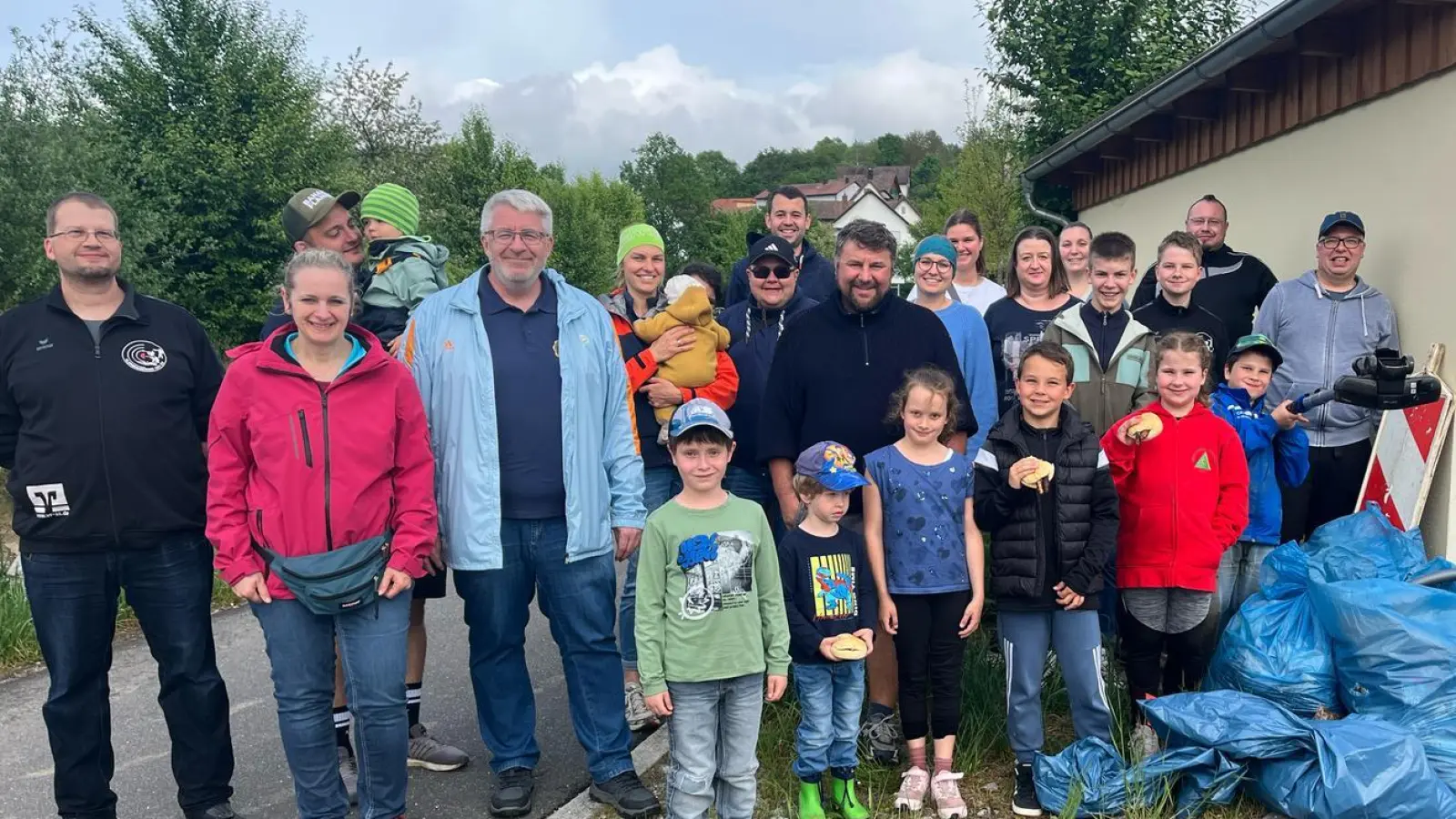 Viele Helfer waren bei der Ramadamaaktion D´Racheringer Panduren in Raigering unterwegs. (Bild: Thomas Graml)