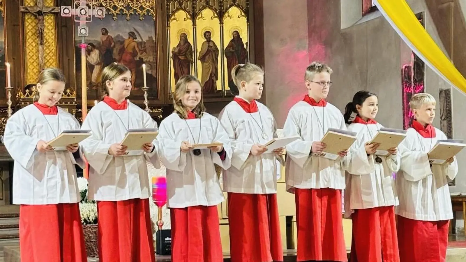 Die neuen Ministranten in St. Jakob: (v.l.n.r.) Emma Brunner, Lina Mann, Veronika Graf, Nathan Karol, Leo Schwanke, Emma Scharf, Hannes Betzlbacher. (Bild: Daniela Mann)
