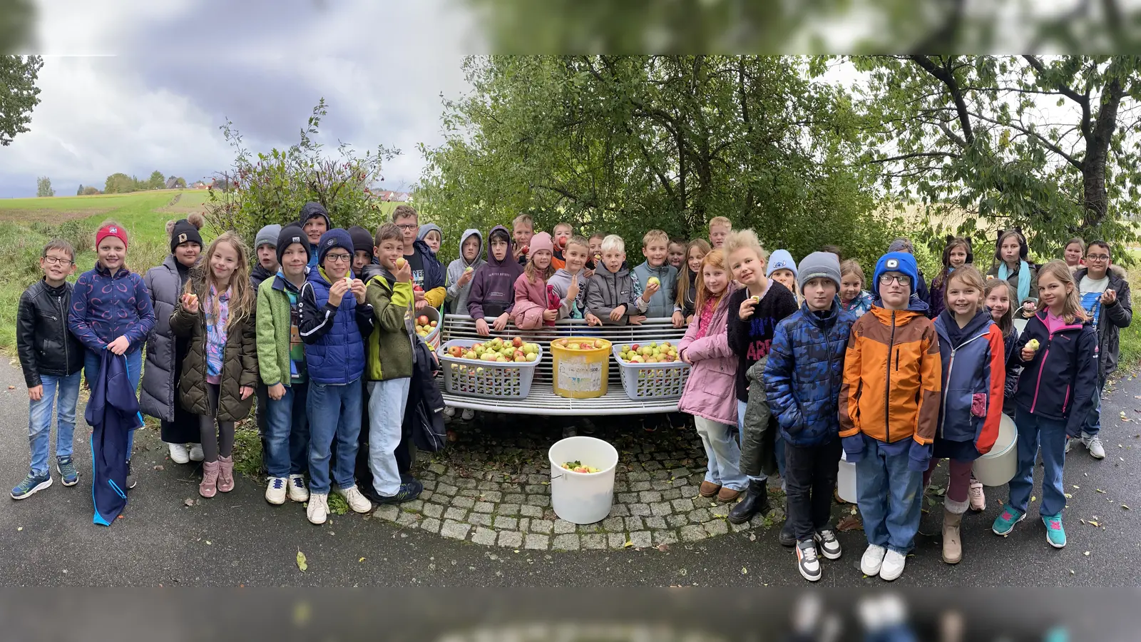 Strahlende Gesichter über die reichliche Apfelernte  (Bild: Sigrid Reger-Scharf)