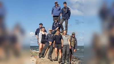 Die Fahrtengruppe des Stamm Graf Gebhard an dem Küstenabschnitt, wo das baltische und das finnische Meer aufeinandertreffen. (Bild: Benjamin Kopczyk)