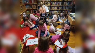 Beim Vorlesenachmittag „Oh du fröhliche Osterzeit” wurde den vielen Kindern ein abwechslungsreiches Programm geboten. (Bild: Jonas Dittrich)