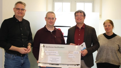 Pfarrer Jörg Mahler (dritter von links) aus Röslau nimmt den Spendenscheck des Luisenburg-Gymnasiums aus den Händen des stellvertretenden Schulleiters Oliver Ziegler entgegen. Die Religionslehrerin Britta Schnabel sowie Musiklehrer Christian Metz sammelten mit ihren Schülern in der Weihnachtszeit viel Geld ein. Von links: StD Oliver Ziegler, OStR Christian Metz, Pfarrer Jörg Mahler, OStRin Britta Schnabel. (Bild: Manuela Borkowski)