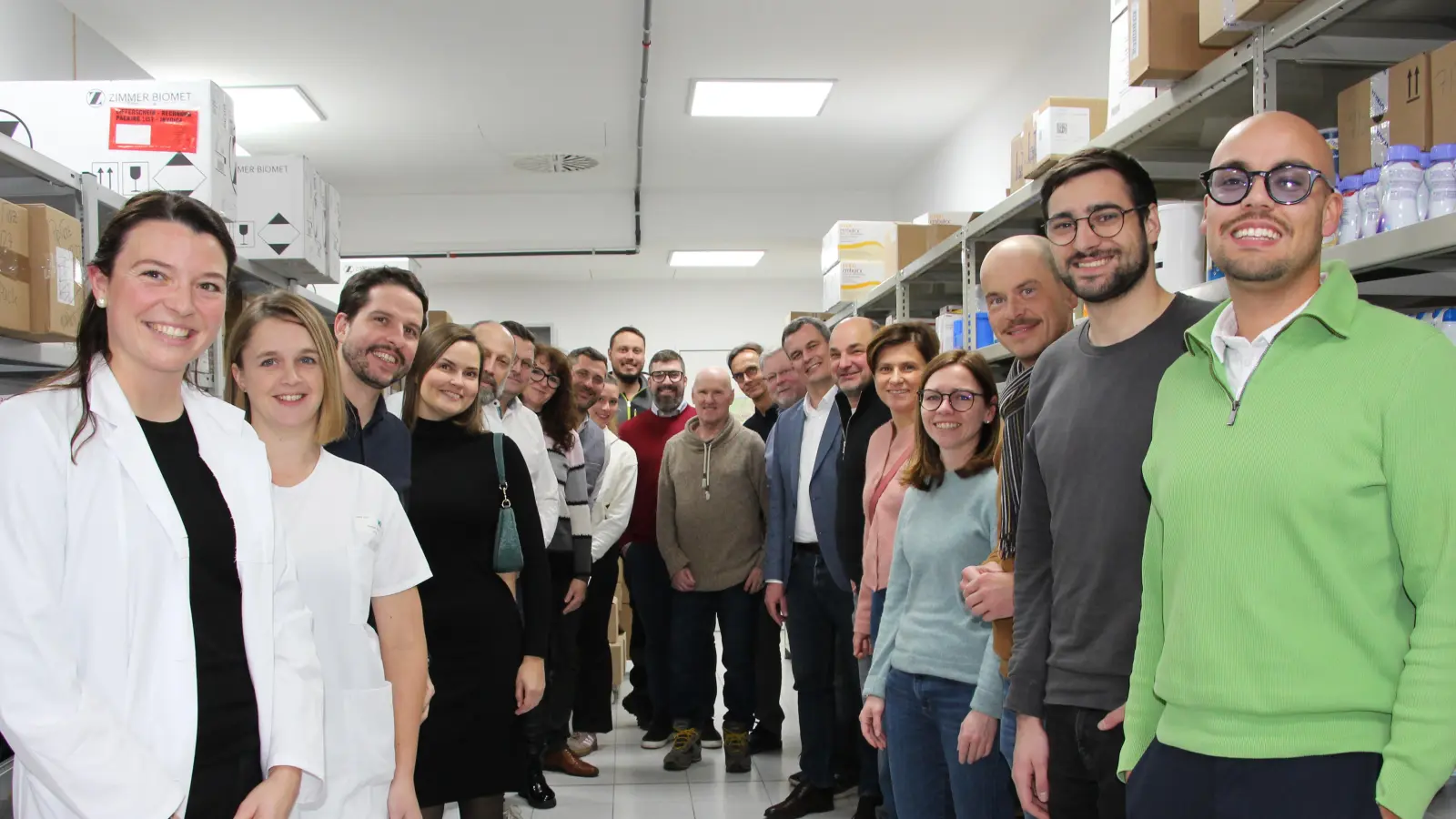 Leiterin Lena Meier (links) gab einer Delegation der Wirtschaftsjunioren fundierte Einblicke in die Arbeit der Klinikapotheke in Weiden. (Bild: Friedrich Peterhans)