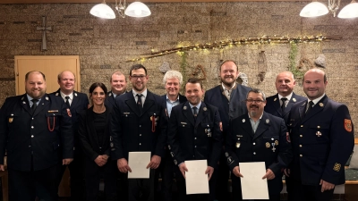 Christoph Lindner, Daniel Lehner und Danny Braun für 25 Jahre aktiven Feuerwehrdienst geehrt. (Bild: Marcus Ettl)