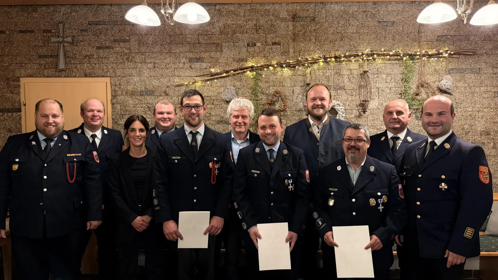 Christoph Lindner, Daniel Lehner und Danny Braun für 25 Jahre aktiven Feuerwehrdienst geehrt. (Bild: Marcus Ettl)