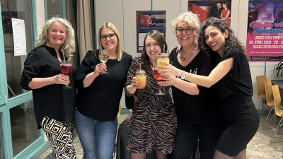 Zeitreise-Party bei der die musikalischen Highlights von drei Kult-Jahrzehnten gefeiert werden. (Bild: Julianne Lockner)