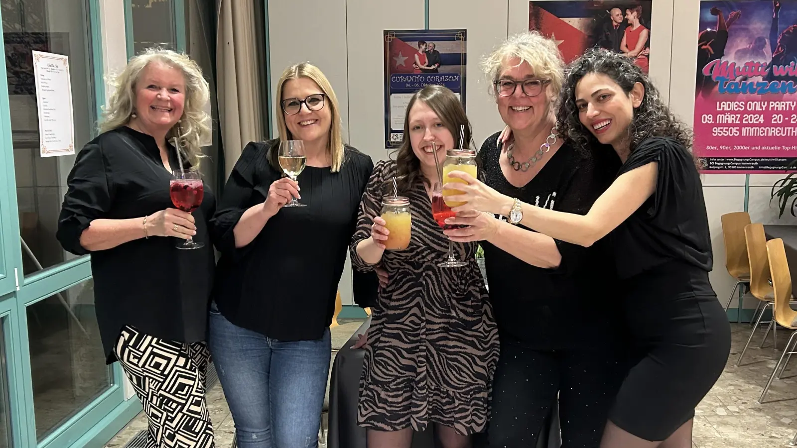 Zeitreise-Party bei der die musikalischen Highlights von drei Kult-Jahrzehnten gefeiert werden. (Bild: Julianne Lockner)