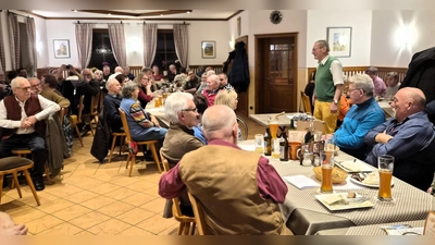 „Bis auf den letzten Platz gefüllt: Die Gäste im Landgasthaus Schmidt lauschten gespannt den Geschichten rund um das alte Brauchtum.“ (Bild: Walter Heldrich)