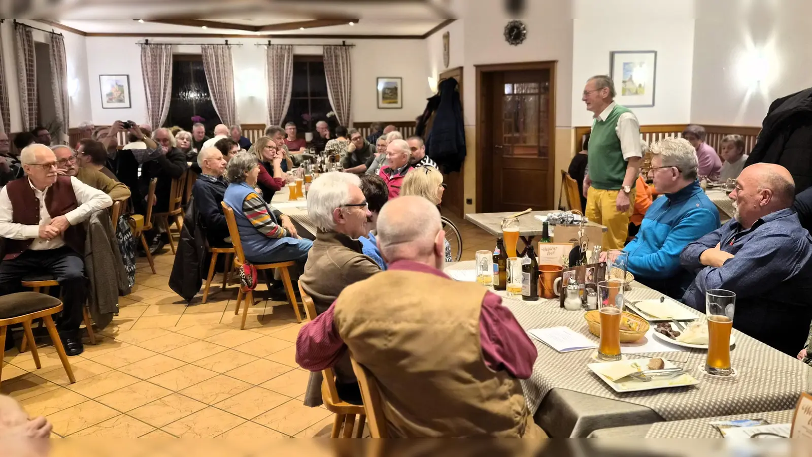 „Bis auf den letzten Platz gefüllt: Die Gäste im Landgasthaus Schmidt lauschten gespannt den Geschichten rund um das alte Brauchtum.“ (Bild: Walter Heldrich)