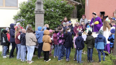 Bittgottesdienst vor der Dorfkapelle in Rottendorf. Pfarrer Herbert Rösl hatte keine Mühe, die Kinder in die Messfeier einzubinden. (Bild: Josef Böhm)