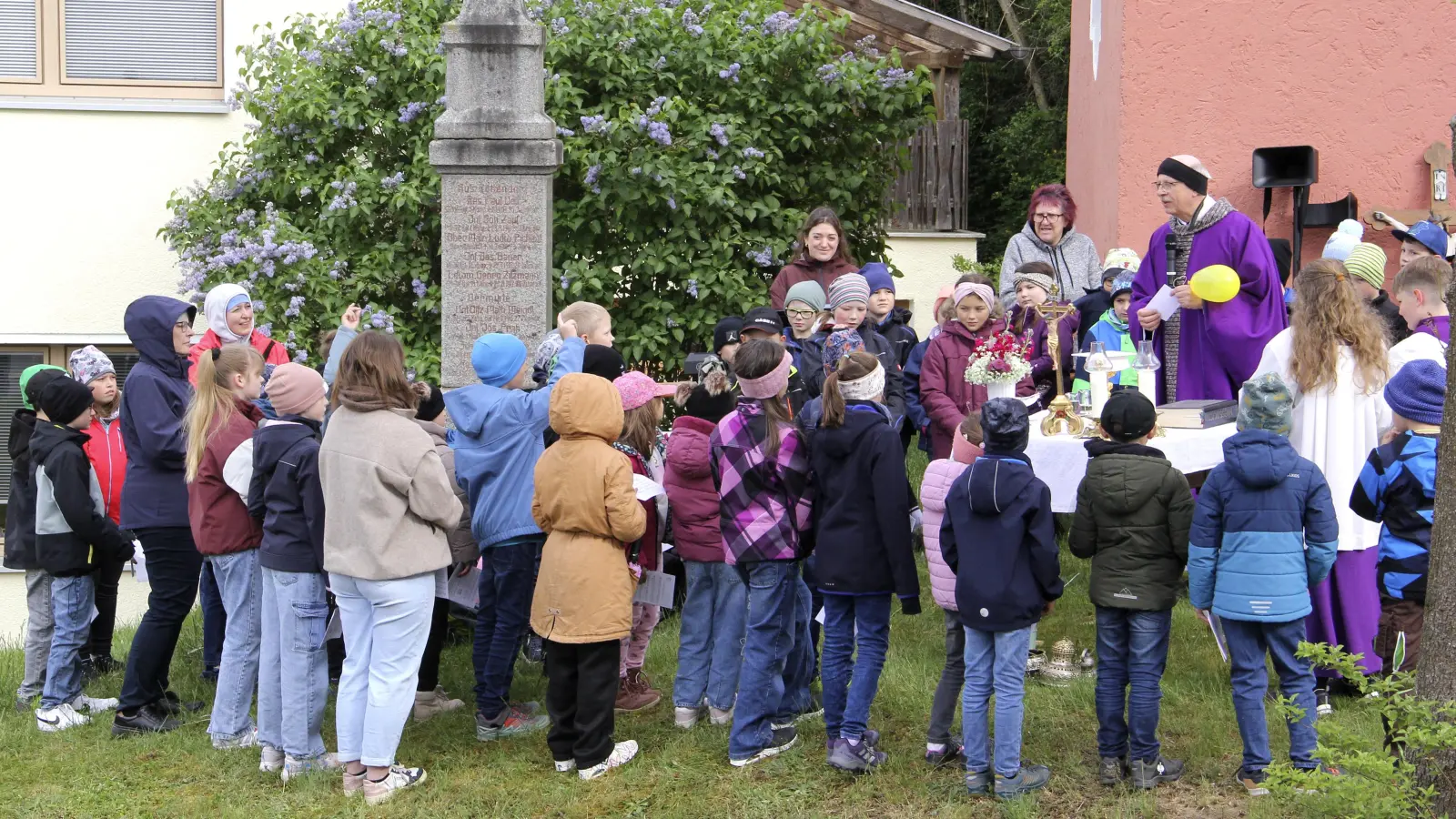 Bittgottesdienst vor der Dorfkapelle in Rottendorf. Pfarrer Herbert Rösl hatte keine Mühe, die Kinder in die Messfeier einzubinden. (Bild: Josef Böhm)