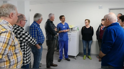 Im Bild: Markus Dollacker, Markus Hoffmann, Helmut Pilhofer, Werner Renner, Dr. Jan-Ole Baur, Siglinde Eberl, hinten rechts etwas verdeckt, Schatzmeister Christian Faderl – von links. (Bild: Jürgen Leißner)