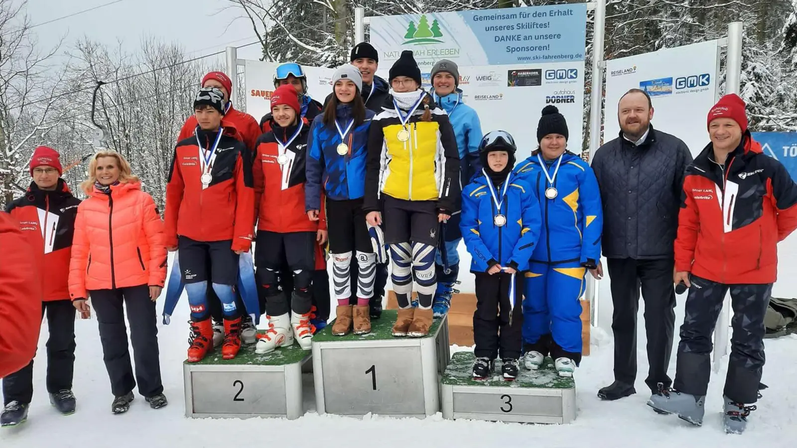 Die siegreichen drei Mannschaften der TV Vohenstrauß (Landkreismeister) vor dem Schiclub TSV Pleystein und den TV Floß. (Bild: Alexander Schön)