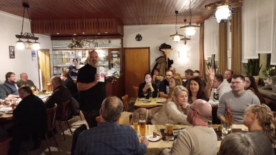 Marco Kühn beim Versteigern eines Zweigs im Gasthof Brandstätter (Bild: Josef Enslein)