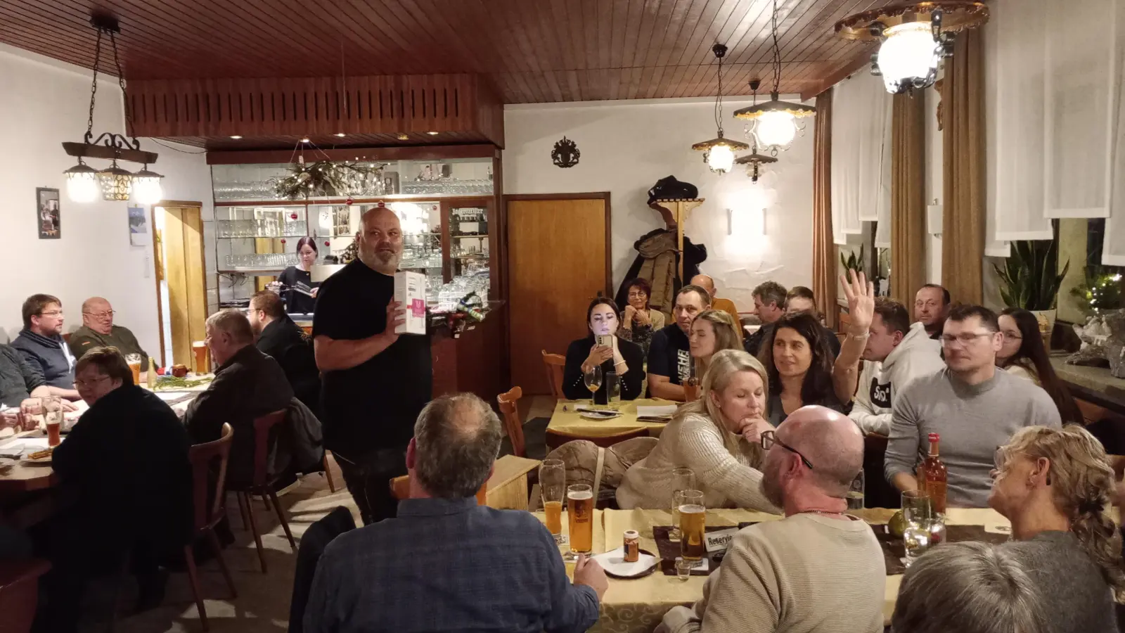 Marco Kühn beim Versteigern eines Zweigs im Gasthof Brandstätter (Bild: Josef Enslein)