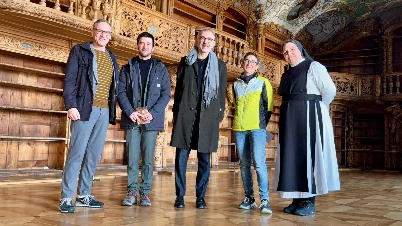 Besichtigung der Stiftsbibliothek mit Vertretern des EKS-Büros (Bild: Martina Zanner)