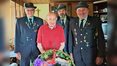 Konrad Pilhofer mit Jubilar Gerhard Schwab, Hans Sperber und Schützenmeister Werner Grünthaler. (Bild: Erwin Kolb)