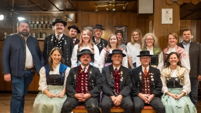 Der neu gewählte Ausschuss des Heimat- und Trachtenvereins „Stamm“ 1921 e. V. gemeinsam mit dem 1. Bürgermeister Stefan Frank und dem 2. Bürgermeister Günter Koller (Bild: Lukas Schmalzl )