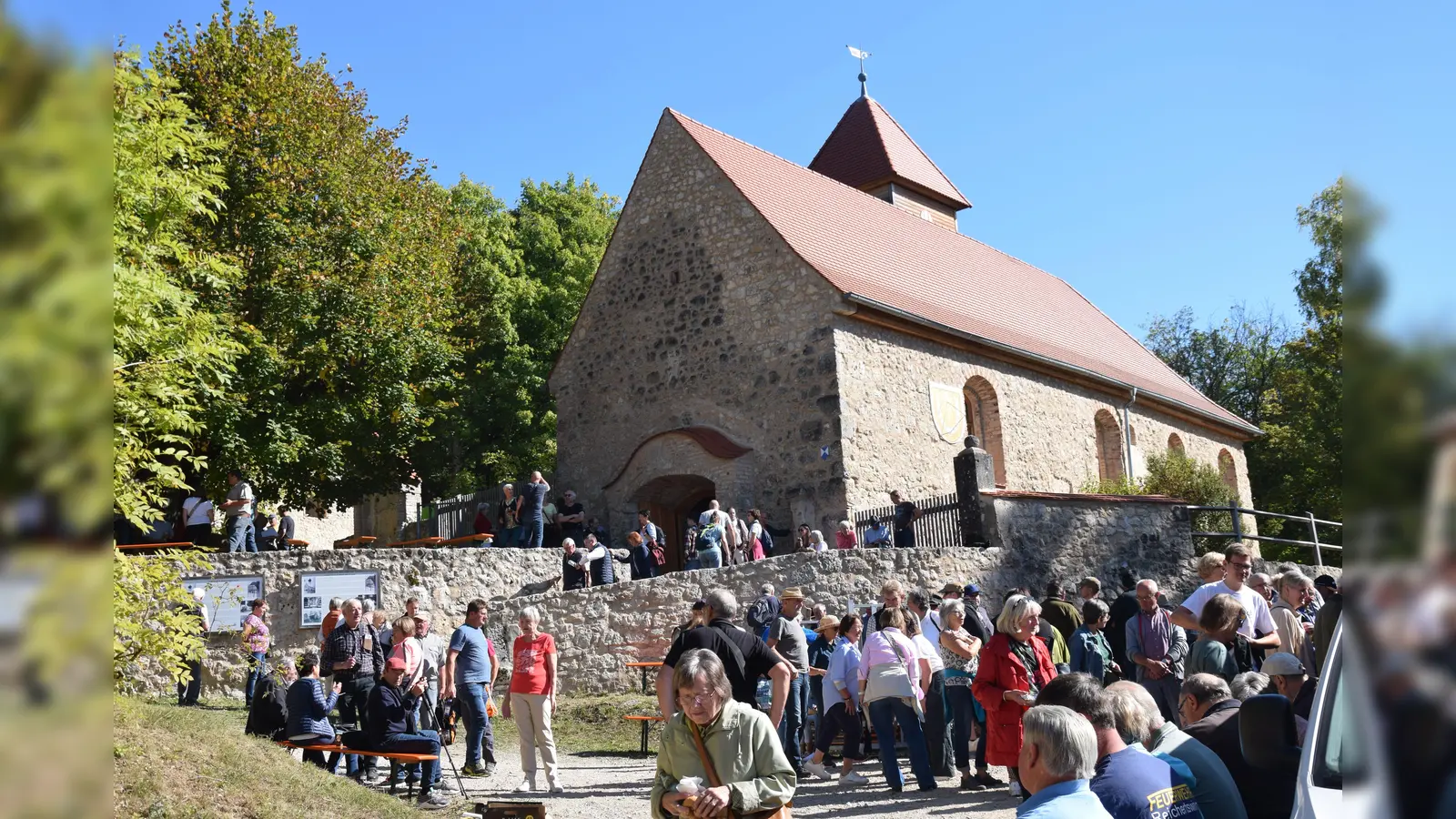 Eines der Wahrzeichen im Truppenübungsplatz Hohenfels ist die wiederaufgebaute Pfarrkirche St. Maria-St. Lucia im Kirchdorf Lutzmannstein als bleibende Erinnerung.  (Bild: Paul Böhm)