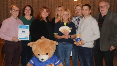 Vertreter der Sorghofer Waldweihnacht bei der Spendenübergabe: (v.l.): Benno Meier, Asta-Magdalena Suttner, Claudia Ruppert, Barbara Stübe, Simone Kreppner, Marianne Ringer, Sprecher der Vereinsgemeinschaft Manuel Plößner, Wilhelm Ertl.  (Bild: Hans Wolf)