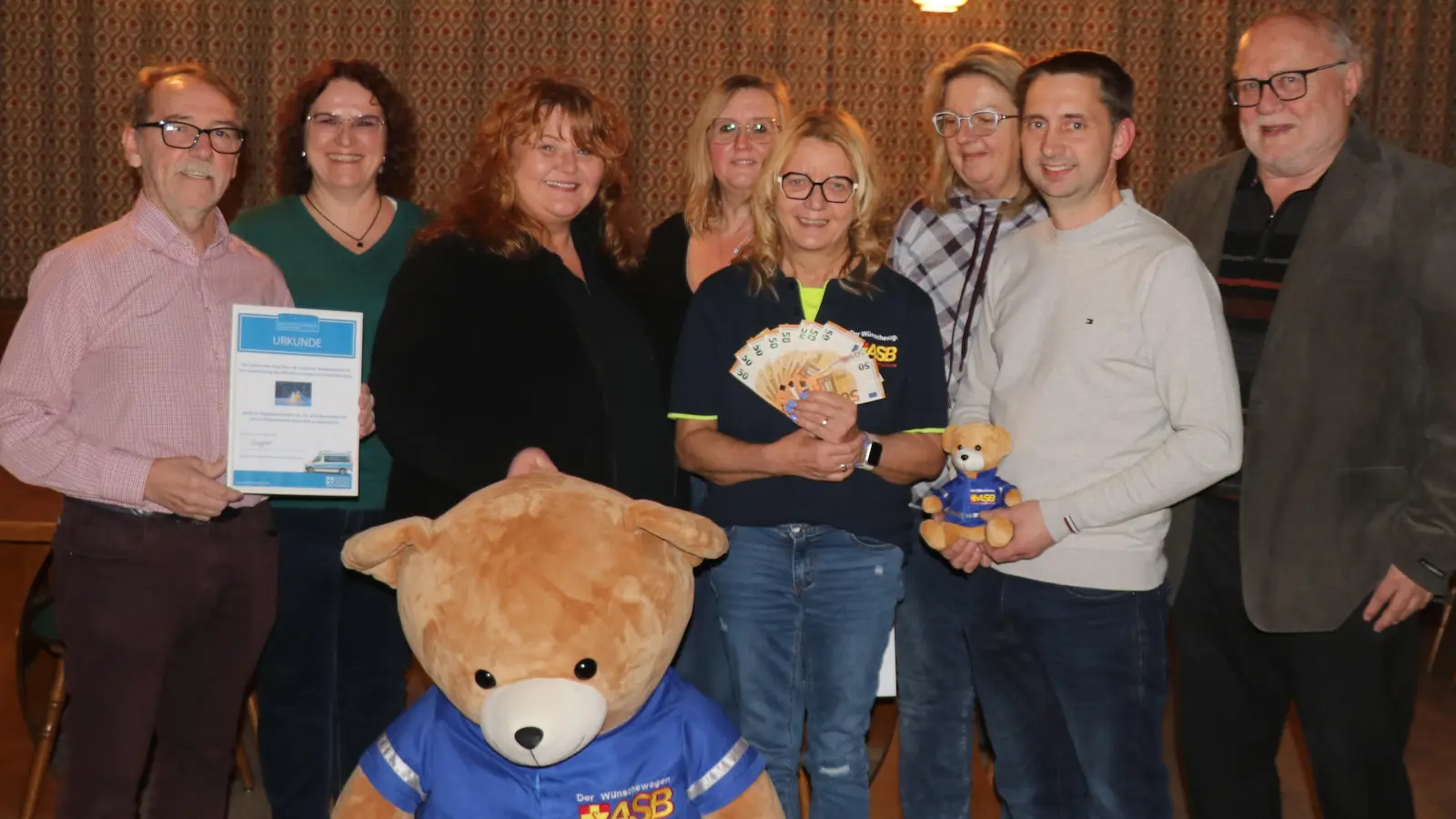 Vertreter der Sorghofer Waldweihnacht bei der Spendenübergabe: (v.l.): Benno Meier, Asta-Magdalena Suttner, Claudia Ruppert, Barbara Stübe, Simone Kreppner, Marianne Ringer, Sprecher der Vereinsgemeinschaft Manuel Plößner, Wilhelm Ertl.  (Bild: Hans Wolf)