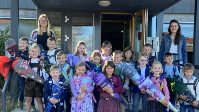 Stolz präsentierten die ABC-Schützen ihre Schultüten. Klassenlehrerin Maria Steinwagner (li.) und stellvertretende Schulleiterin Maria Neubauer (re.) begrüßten die Schüler. (Bild: Josef Glas)