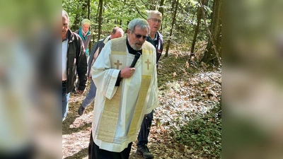 Pfarrer Markus Ertl und die Pilger der Pfarrei St. Anna unterwegs zum Maria-Hilf-Berg in Amberg (Bild: Christian Girster)