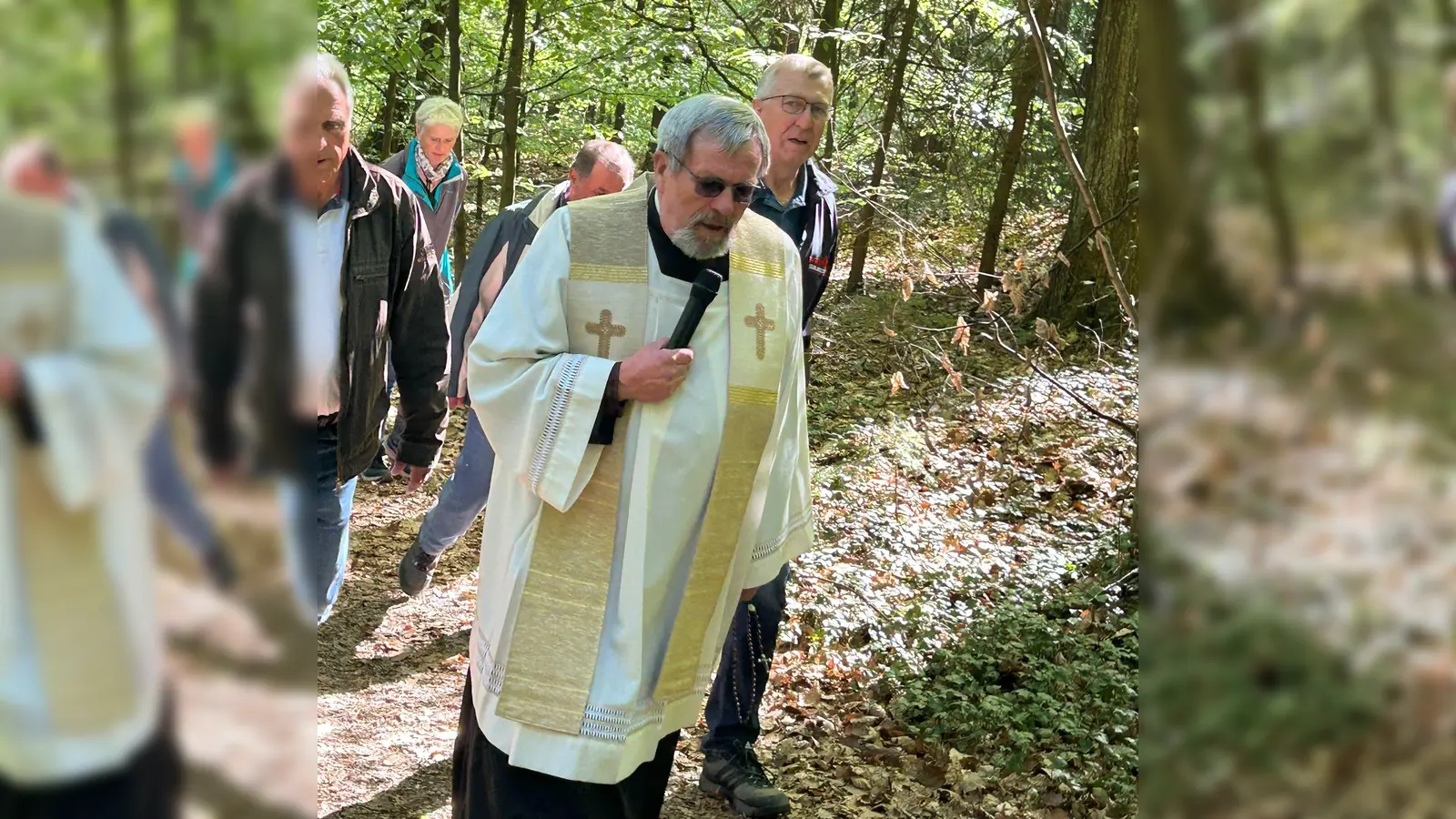 Pfarrer Markus Ertl und die Pilger der Pfarrei St. Anna unterwegs zum Maria-Hilf-Berg in Amberg (Bild: Christian Girster)