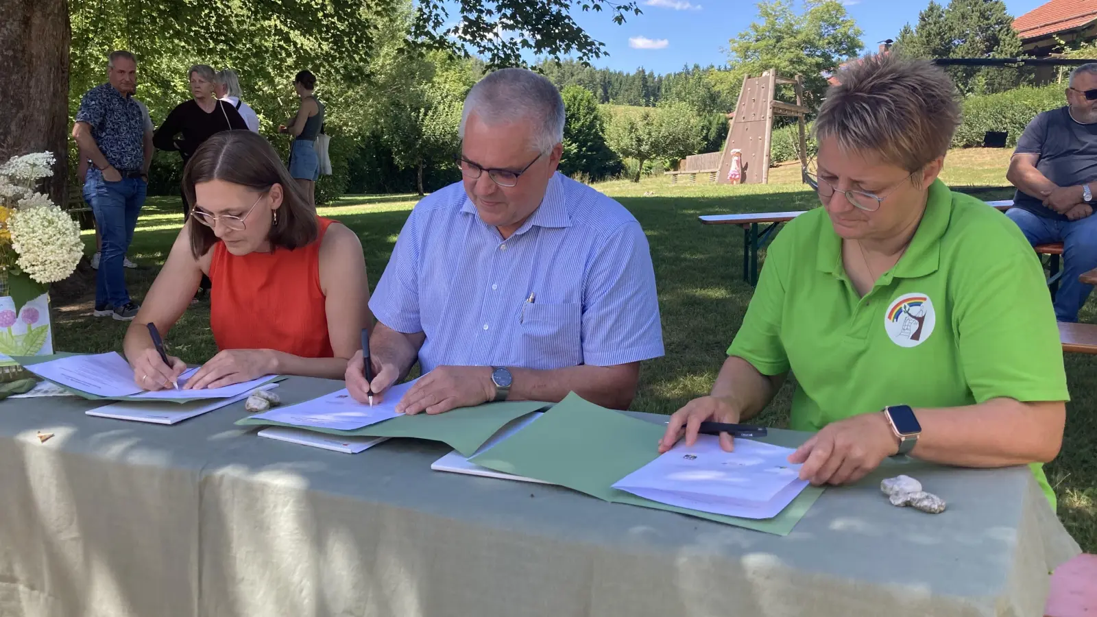 Bürgermeisterin Katharina Haas, stellvertretender Landrat und stellvertretender Vorsitzender der Verein Naturpark Oberpfälzer Wald e.V. Richard Tischler, Kita-Leitung Katja Baumer (von links). (Bild: Anna Spiller)